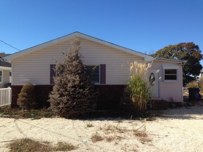 Residents want this home on Sandy Island Drive in Brick to be demolished. (Photo: Daniel Nee)