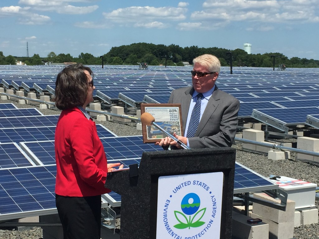 Mayor John Ducey receives an award from EPA Deputy Regional Administrator Catherine McCabe. (Photo: Daniel Nee)