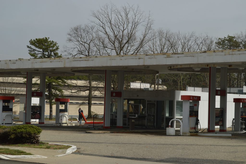The former Lukoil station on Route 88 in Brick. (Photo: Daniel Nee)