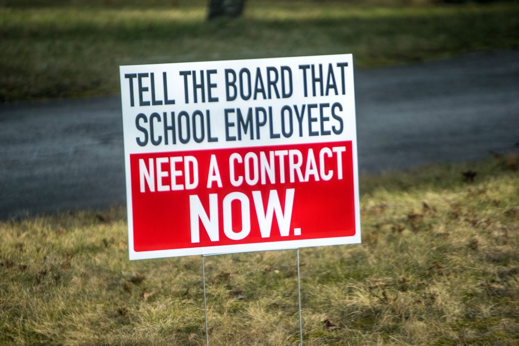 Signs supporting the settlement of a new contract for Brick teachers and staff. (Photo: Daniel Nee)