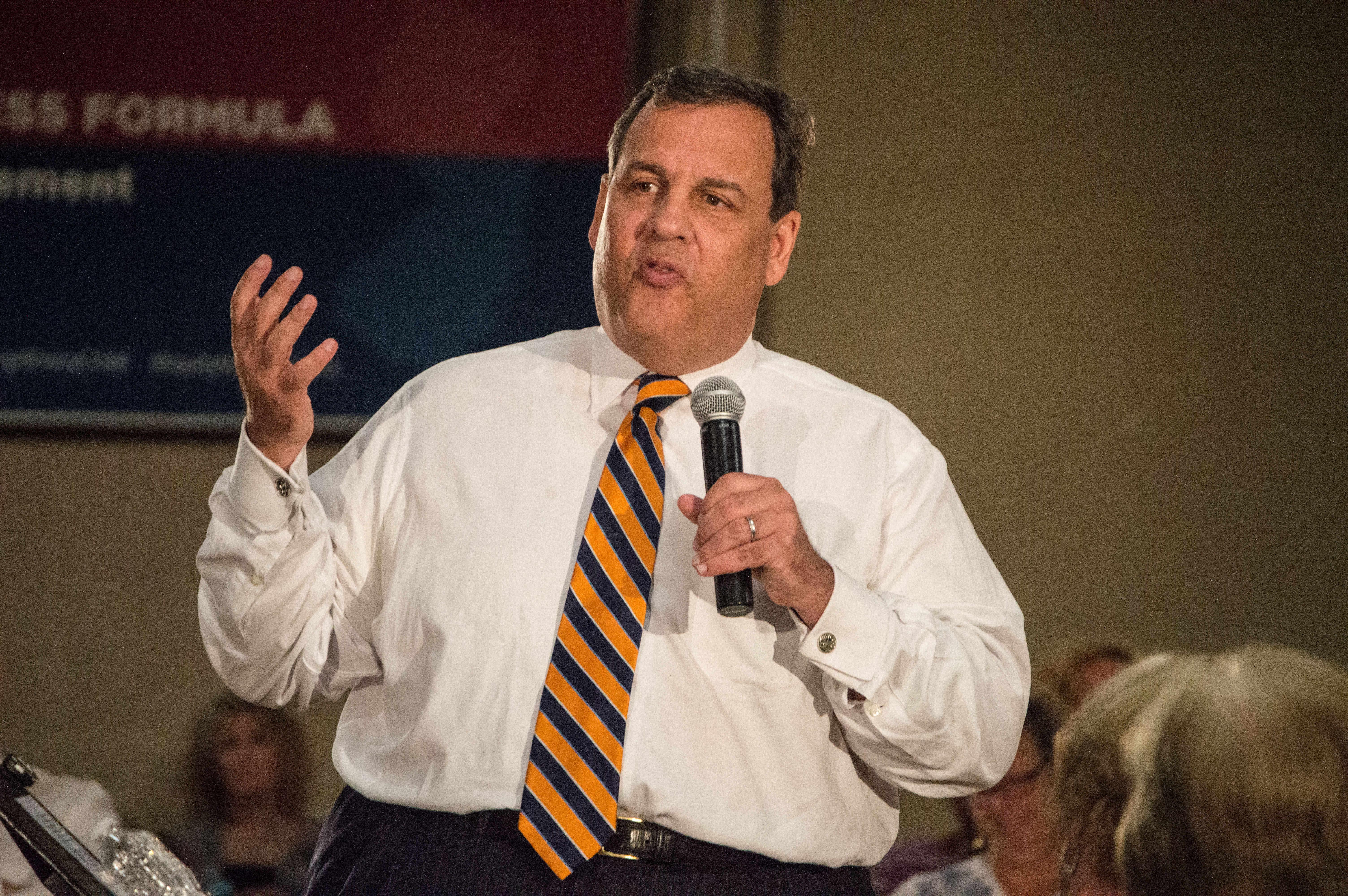 Gov. Chris Christie addresses local residents at a forum in Bayville, Sept. 15, 2016. (Photo: Daniel Nee)