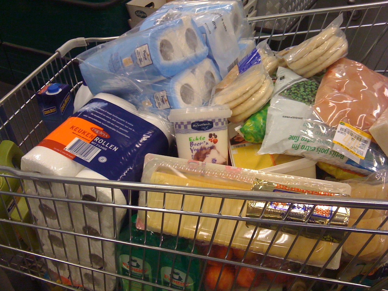 A shopping cart at a supermarket. (Credit: Lindsay Holmwood/ Flickr)