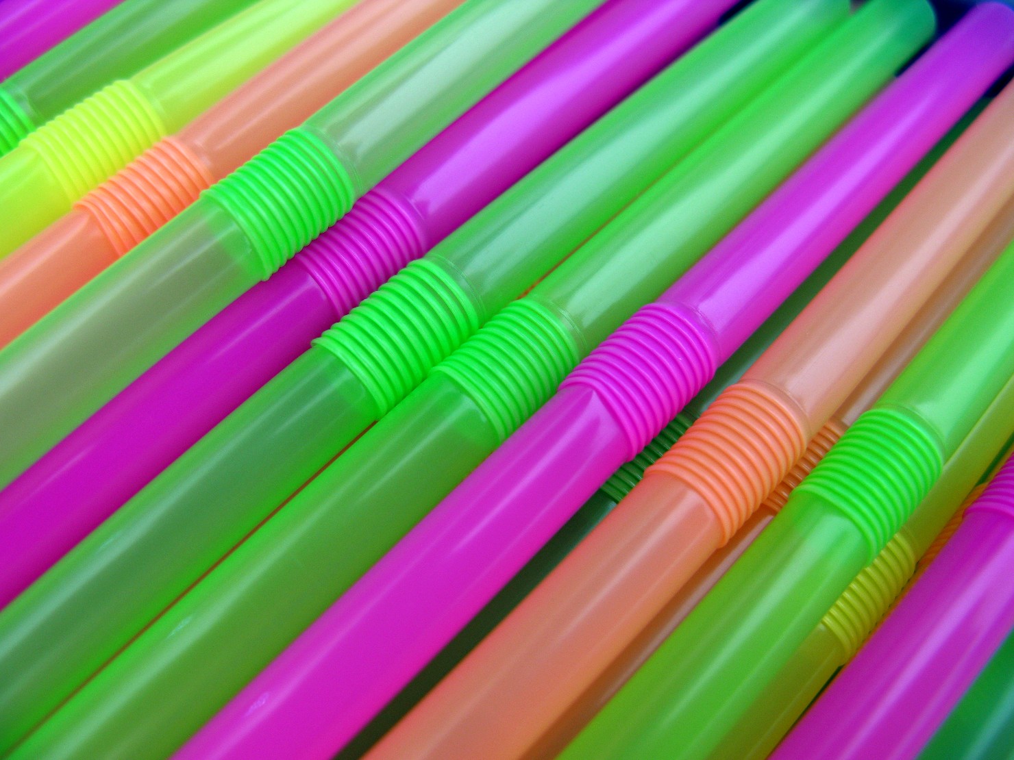 Plastic straws. (Photo: frankieleon/ Flickr)