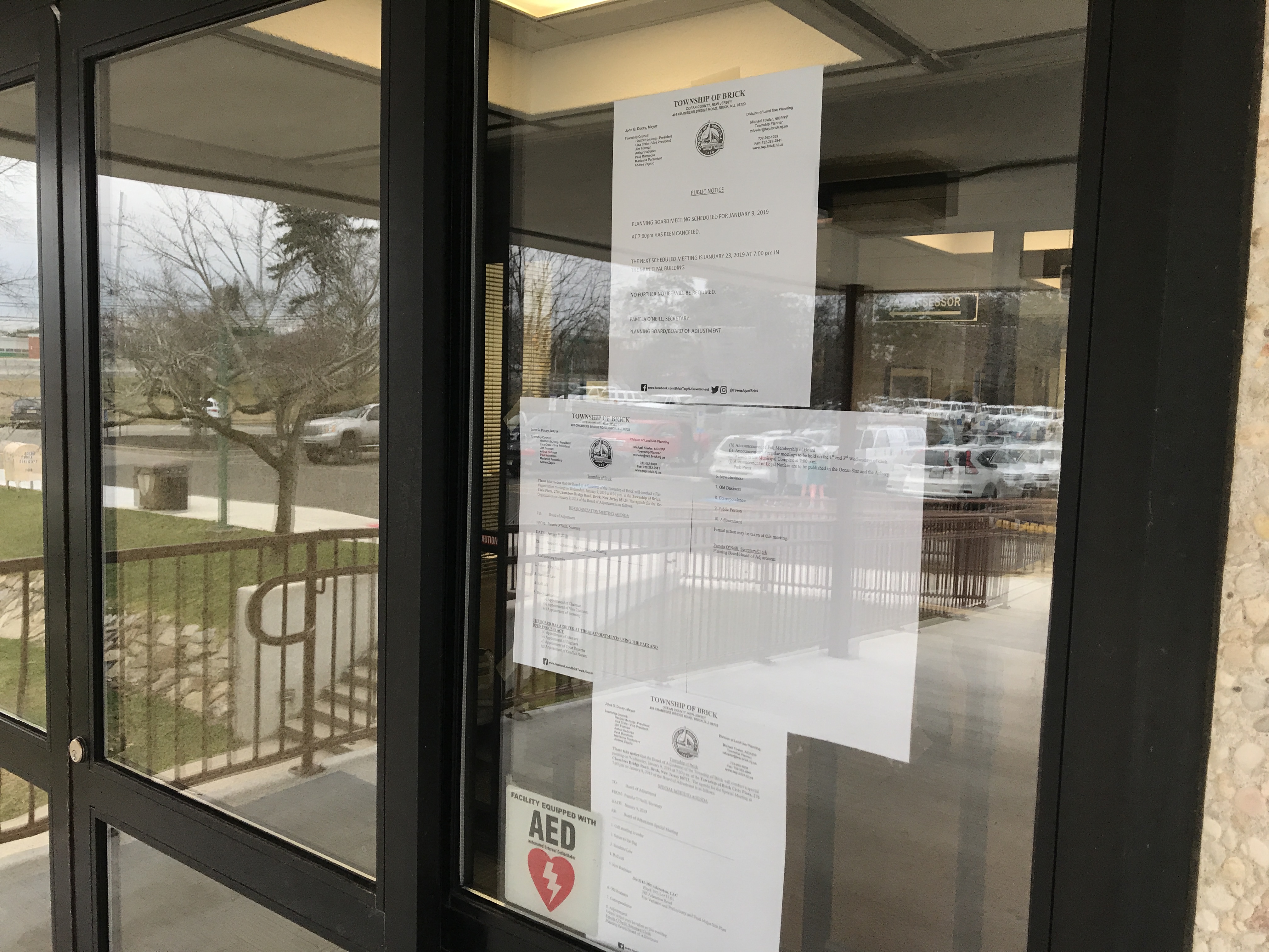 Notices of meeting cancellation taped to the front door of town hall in Brick, Jan. 7, 2019. (Photo: Daniel Nee)