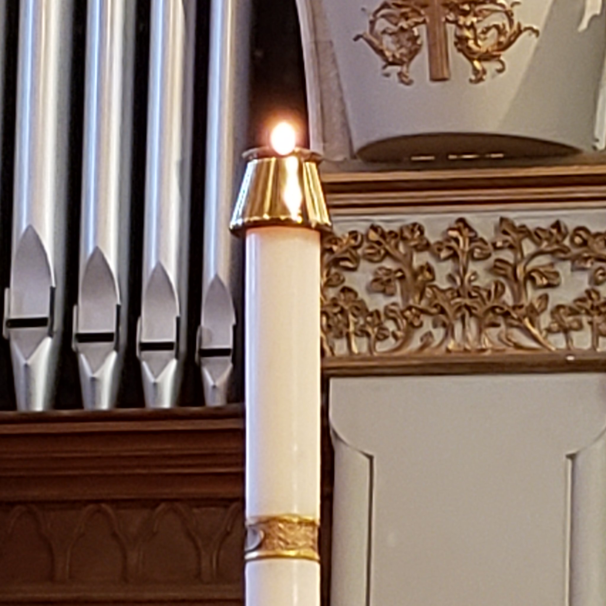 The Paschal candle. (Photo: jofo2005/ Flickr)