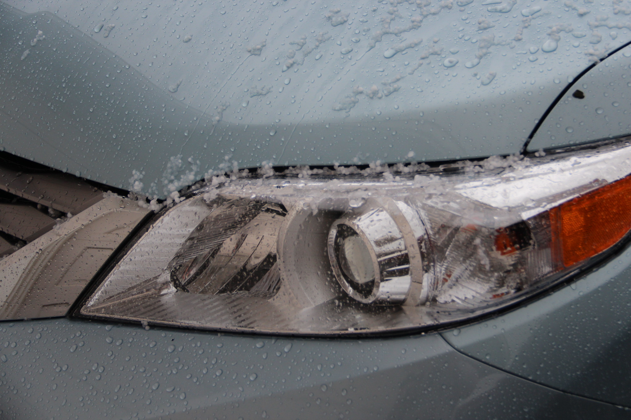 Vehicle headlights in winter weather. (Credit: aaron_anderer/ Flickr)