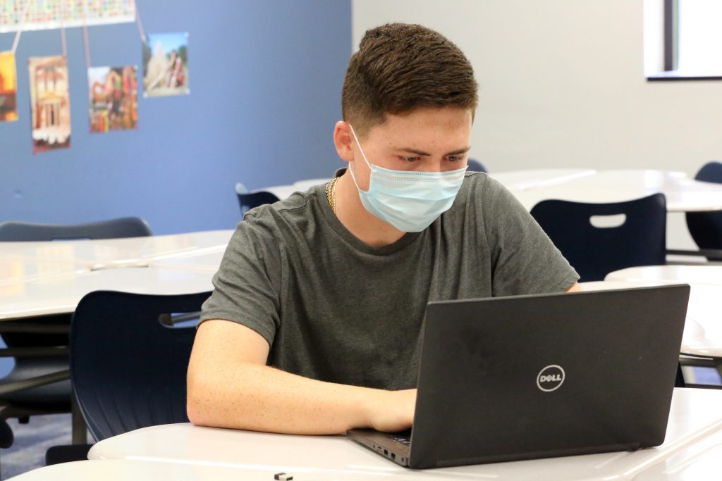 A student wears a face mask while in school. (Credit:  Jill Carlson (jillcarlson.org)/ Flickr)