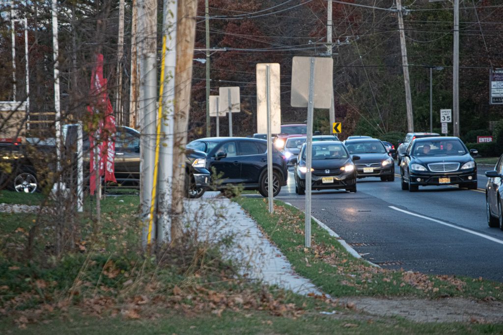 Vehicles jockey for position making turns into and out of the Wawa on Route 88 in Brick, Nov. 2021. (Photo: Daniel Nee)