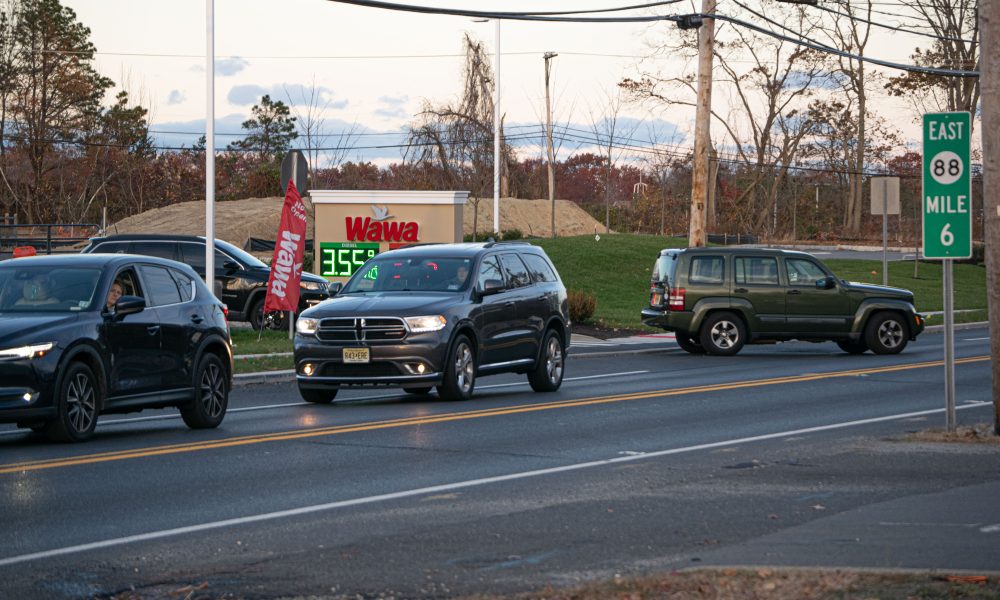 Vehicles jockey for position making turns into and out of the Wawa on Route 88 in Brick, Nov. 2021. (Photo: Daniel Nee)